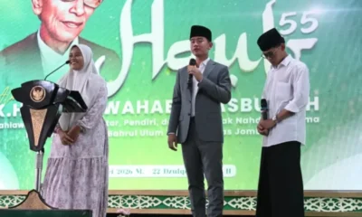 Wapres Gibran Bagi Bagi Sepeda untuk Santri saat Hadiri Haul ke 55 KH Wahab Chasbullah di Jombang