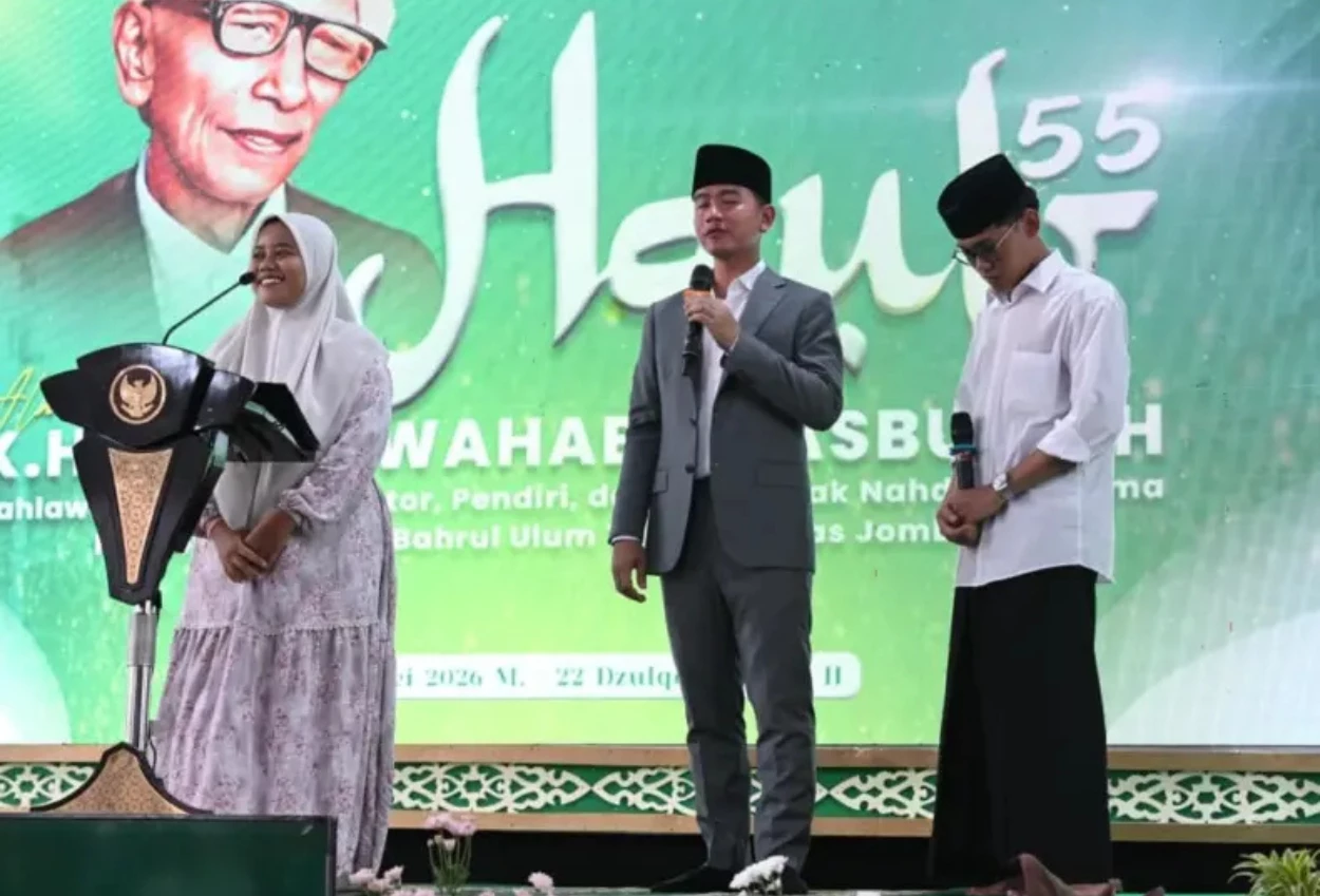 Wapres Gibran Bagi Bagi Sepeda untuk Santri saat Hadiri Haul ke 55 KH Wahab Chasbullah di Jombang