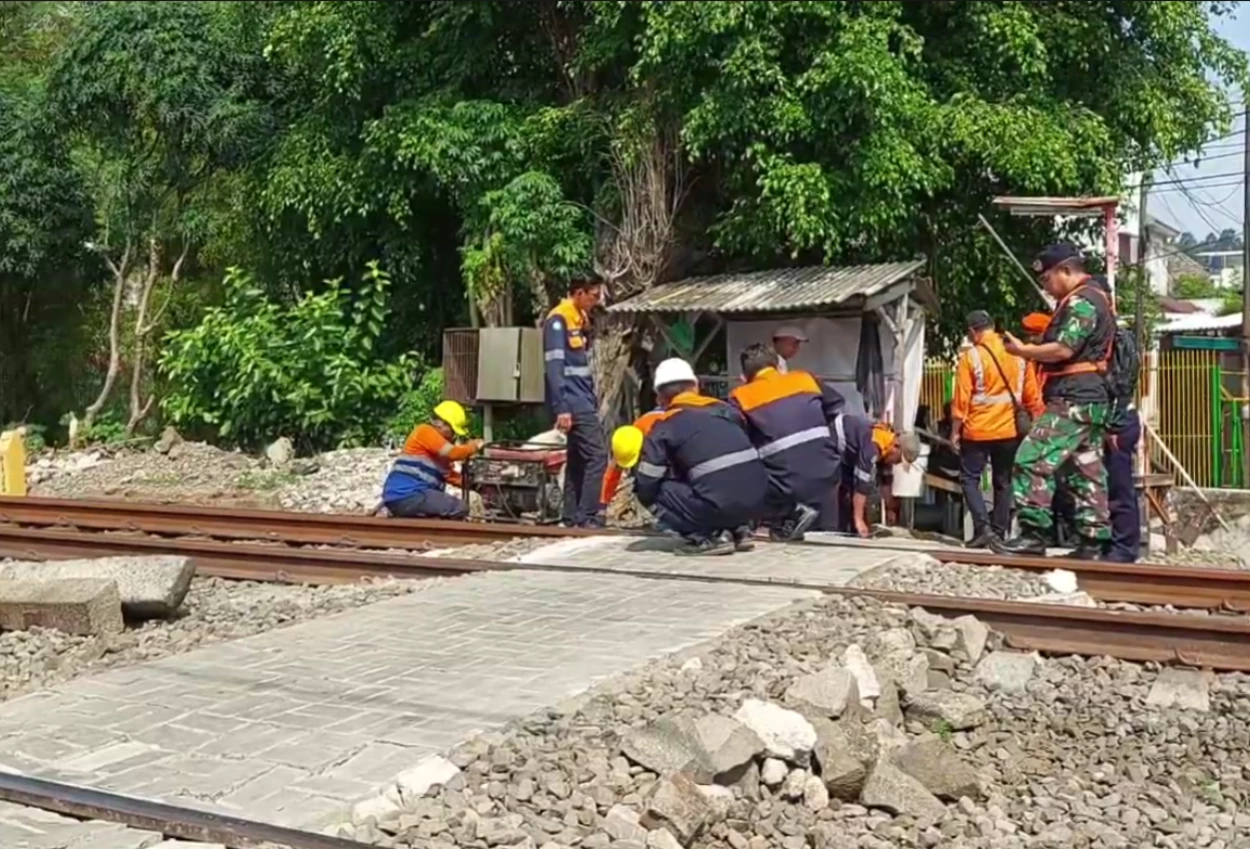 Warga Keluhkan Penutupan Perlintasan Kereta di Jalur Cawang Tebet, Ini Alasannya