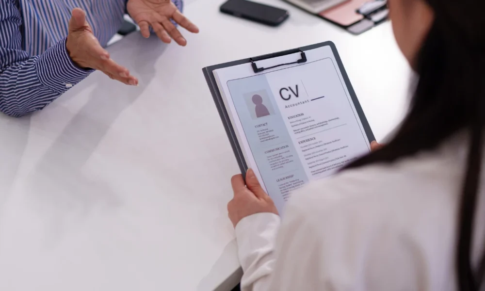 12 Cara Buat CV yang Bagus untuk Fresh Graduate!