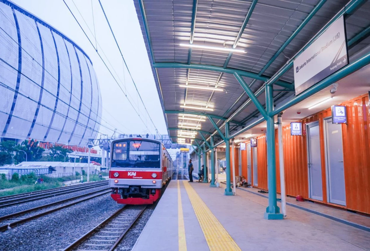 Akses ke Stadion JIS Kini Makin Mudah, Naik KRL Langsung Sampai!