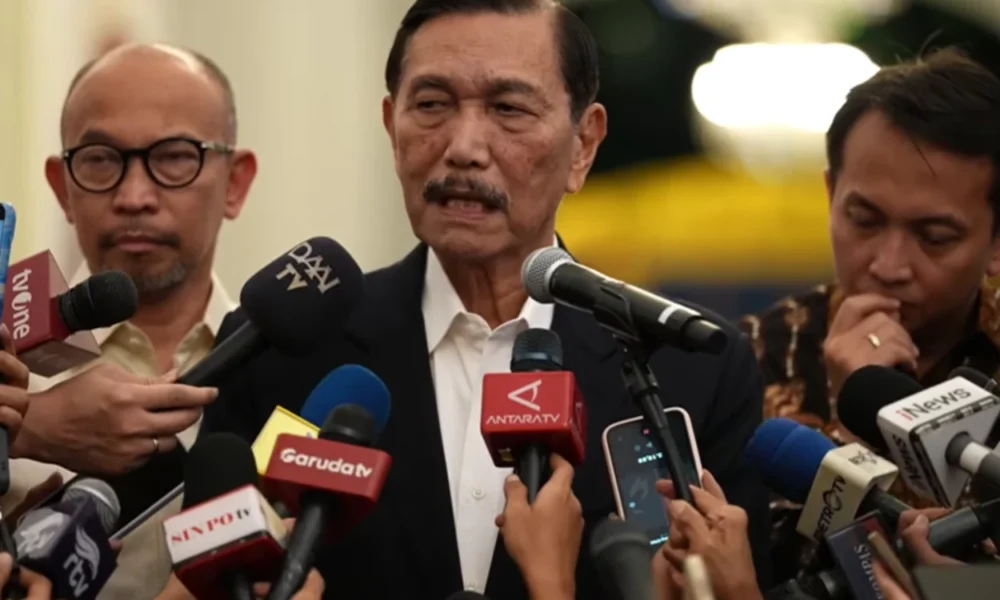 Di Tengah Kenaikan BBM, Luhut Sebut Pemerintah Rencanakan Skema Bantuan Sosial Rp5,4 Juta per Orang