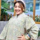 Bikin Haru! Anak Mpok Alpa Bawa Rapor ke Makam Sang Ibu