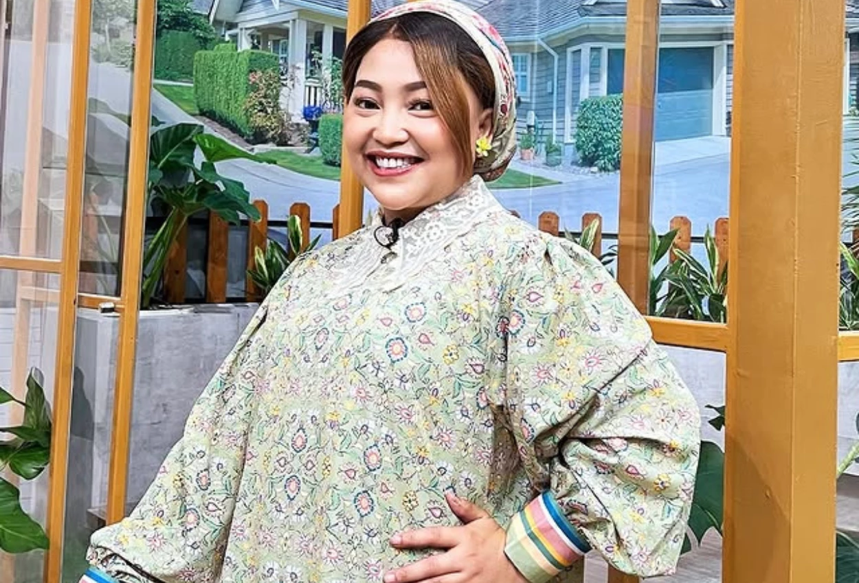 Bikin Haru! Anak Mpok Alpa Bawa Rapor ke Makam Sang Ibu