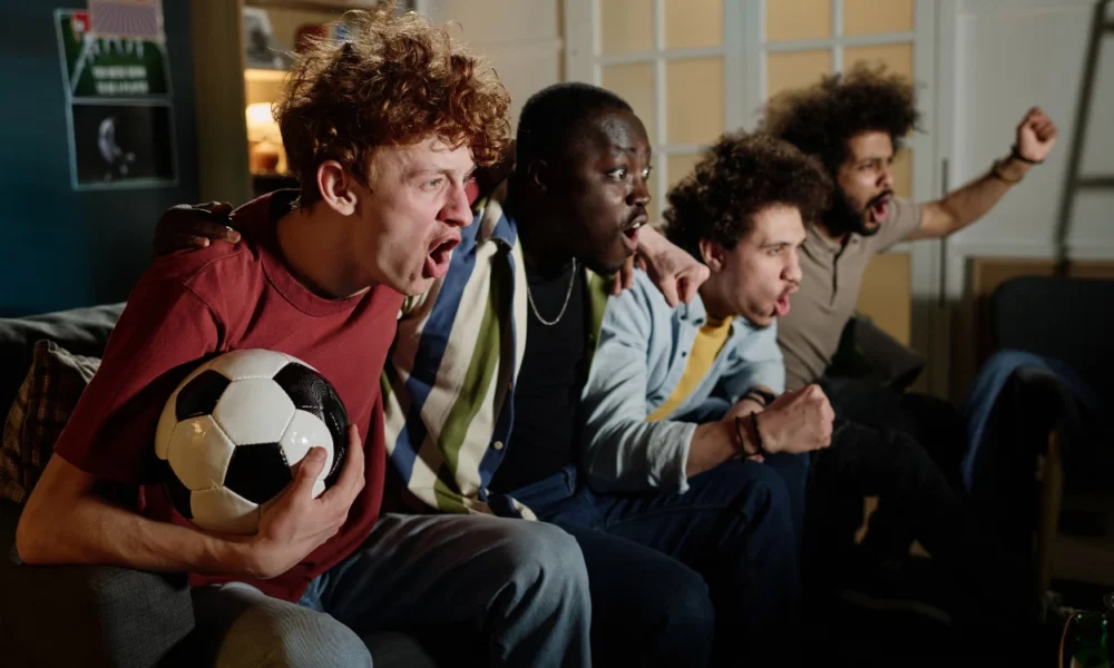 Cara Nonton Bola Malam Hari Tanpa Ganggu Pola Tidur