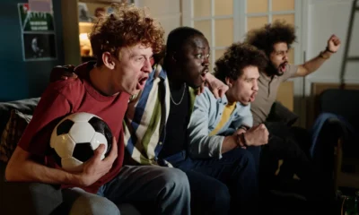 Cara Nonton Bola Malam Hari Tanpa Ganggu Pola Tidur