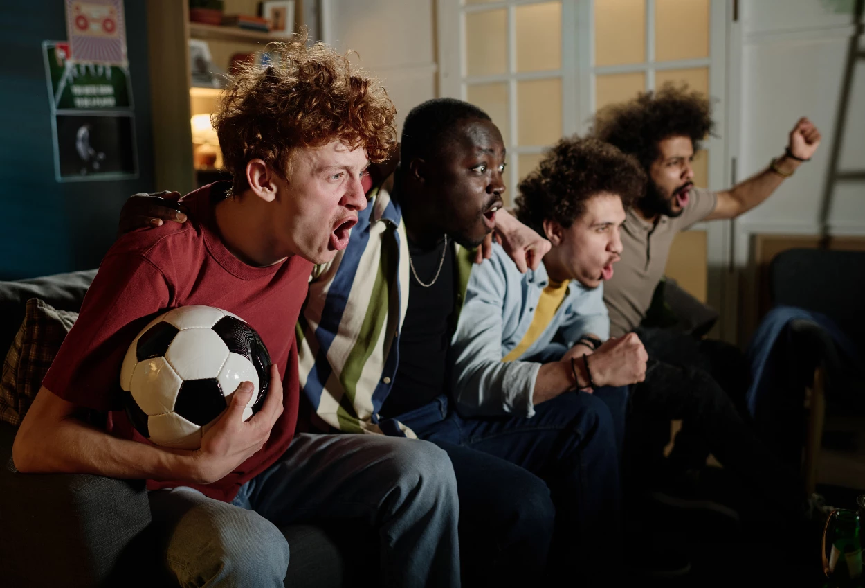 Cara Nonton Bola Malam Hari Tanpa Ganggu Pola Tidur