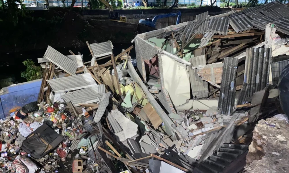 Detik Detik Bangunan Ambruk di Petamburan Terekam CCTV