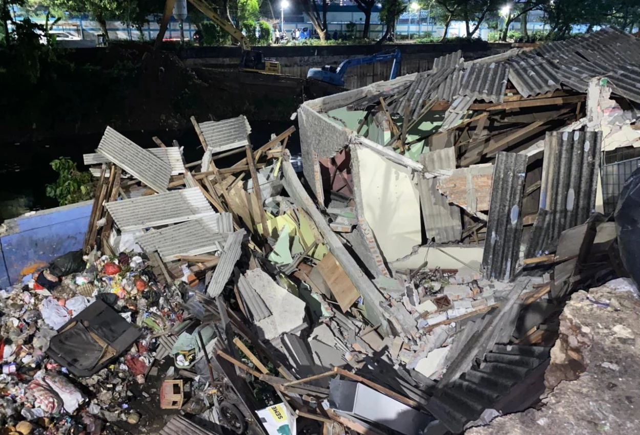 Detik Detik Bangunan Ambruk di Petamburan Terekam CCTV