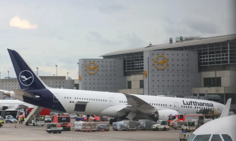Detik Detik Roda Boeing 787 Mendadak Ambruk di Bandara Frankfurt