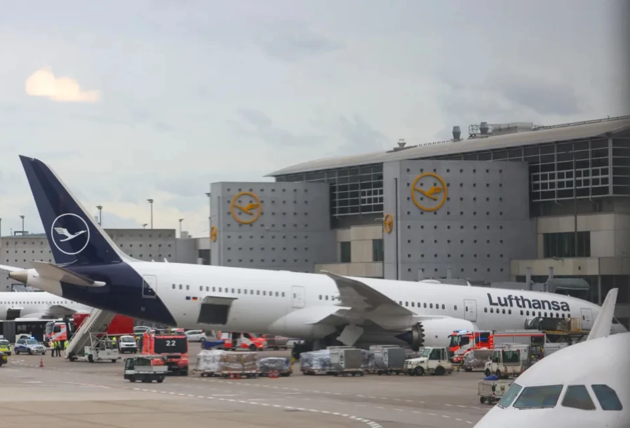 Detik Detik Roda Boeing 787 Mendadak Ambruk di Bandara Frankfurt