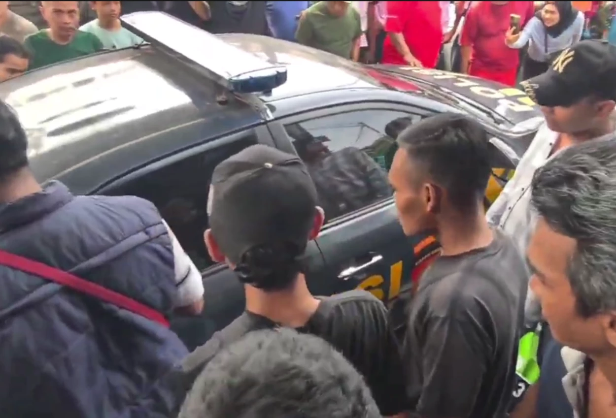 Dua Pemuda Ditangkap Warga usai Jambret HP Ibu Ibu