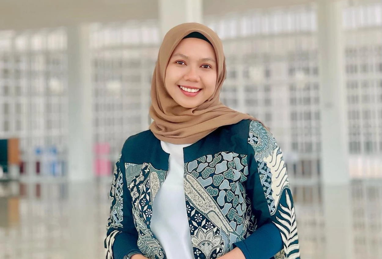 Dulu Viral Wisuda S1 Diantar Sang Ayah Naik Becak, Raeni Kini Lulus S3 di Inggris jadi Peneliti dan Asisten Profesor