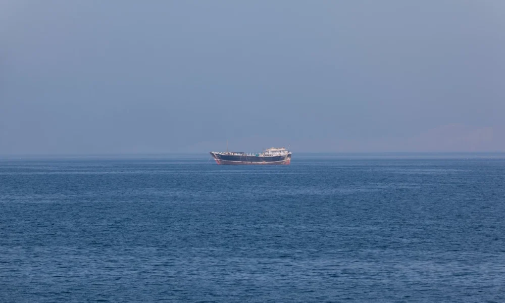 Iran Kembali Tutup Selat Hormuz, Ancam Tembak Kapal yang Nekat Melintas