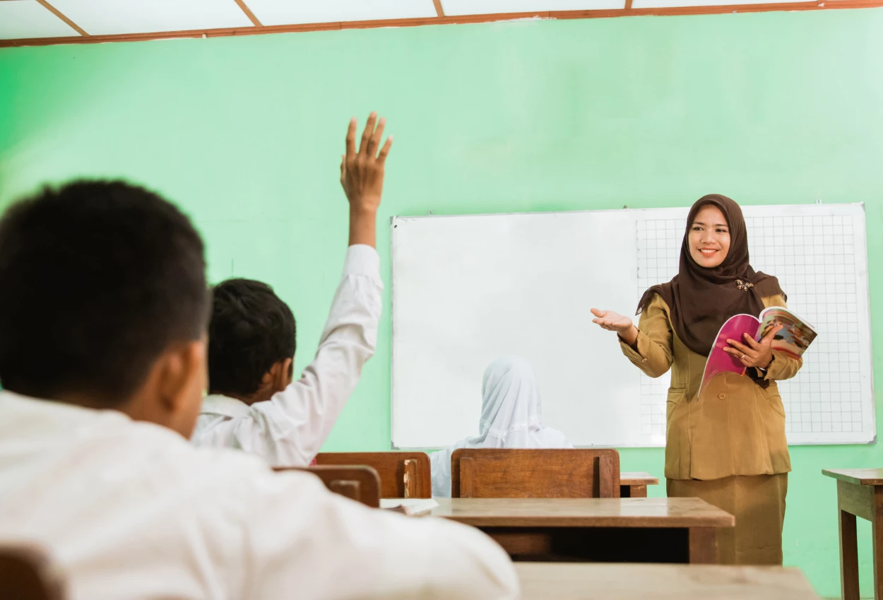 Mendikdasmen Tunjangan Guru Non ASN Naik Rp2 Juta!
