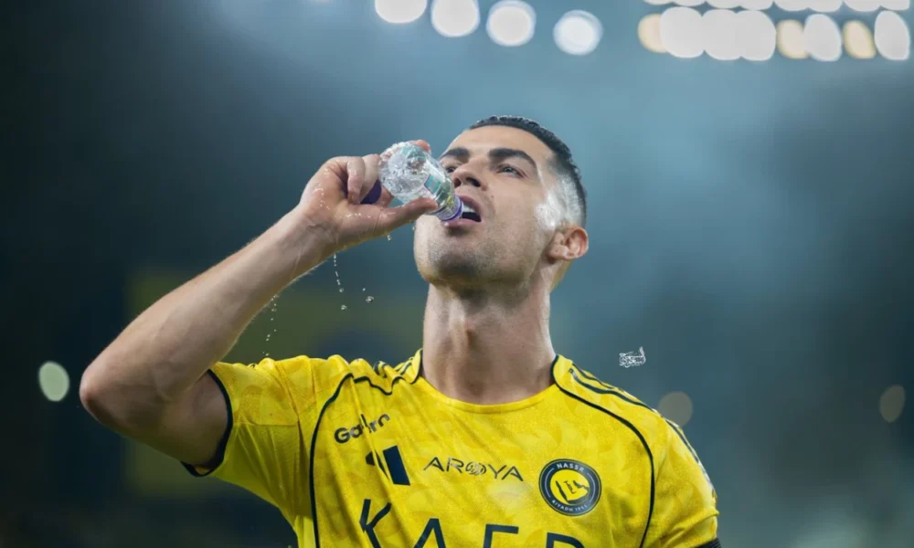 Mengapa Pemain Bola Minum Air dengan Cara Dibuang