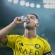 Mengapa Pemain Bola Minum Air dengan Cara Dibuang