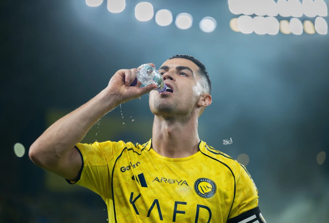 Mengapa Pemain Bola Minum Air dengan Cara Dibuang