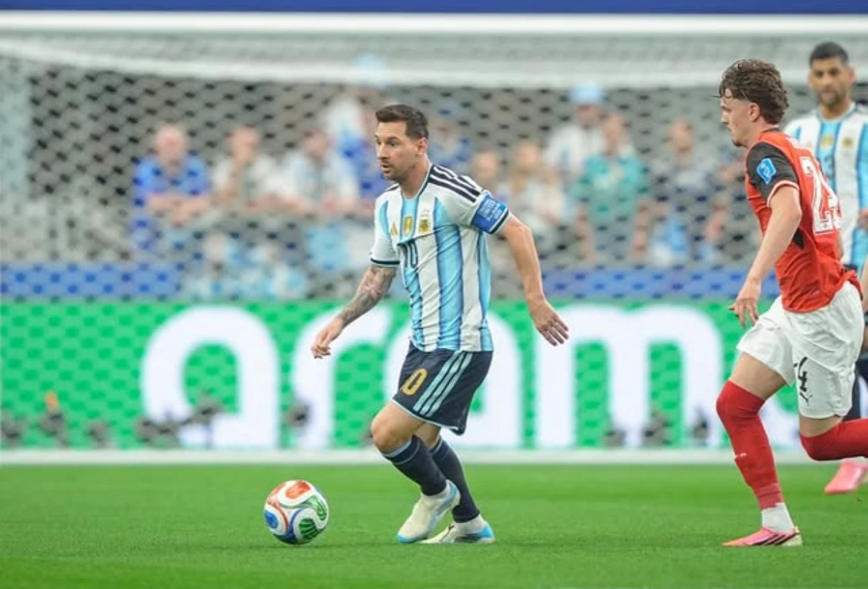 Messi Sempat Gagal Penalti meski Cetak Brace dan Bawa Argentina Amankan Tiket 32 Besar