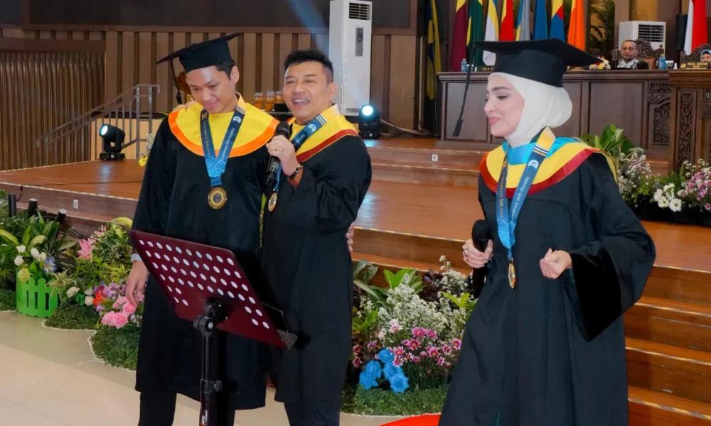 Momen Ashanty, Anang, dan Azriel Wisuda Bareng di Unair