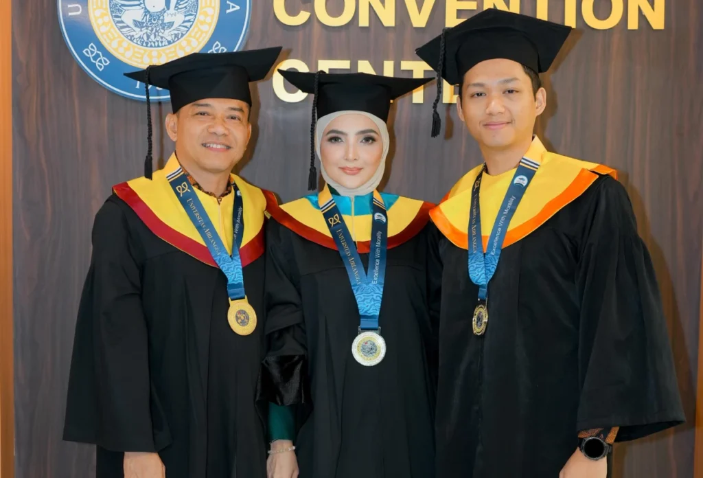 Momen Ashanty, Anang, dan Azriel Wisuda Bareng di Unair (2)
