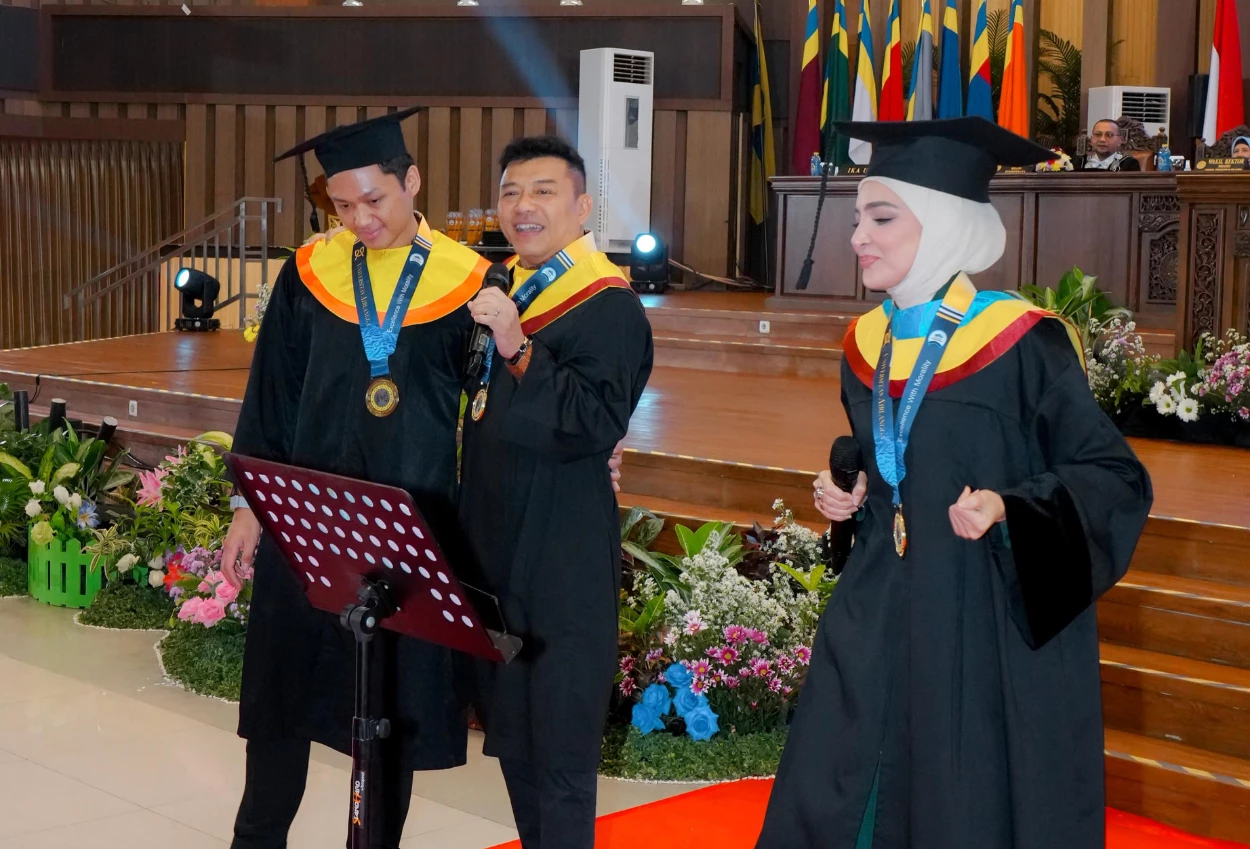 Momen Ashanty, Anang, dan Azriel Wisuda Bareng di Unair