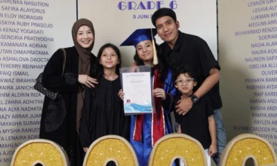 Momen Desta dan Natasha Rizky Kompak Hadir di Kelulusan SD Megumi