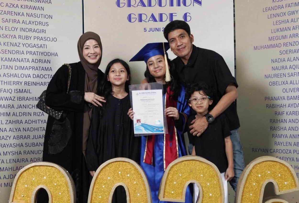 Momen Desta dan Natasha Rizky Kompak Hadir di Kelulusan SD Megumi