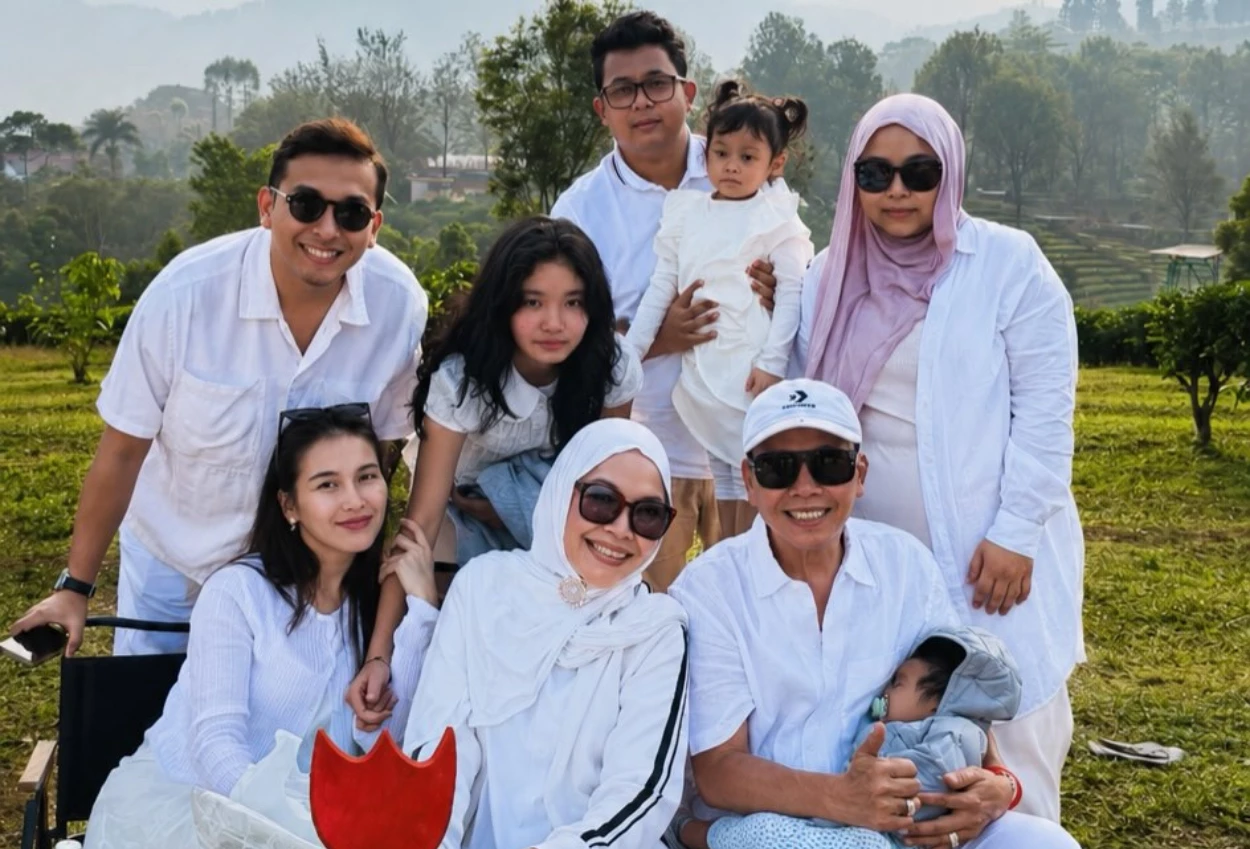 Momen Kebersamaan Ayu Ting Ting dan Keluarga Liburan bareng Kevin Gusnadi di Kebun Teh (1)