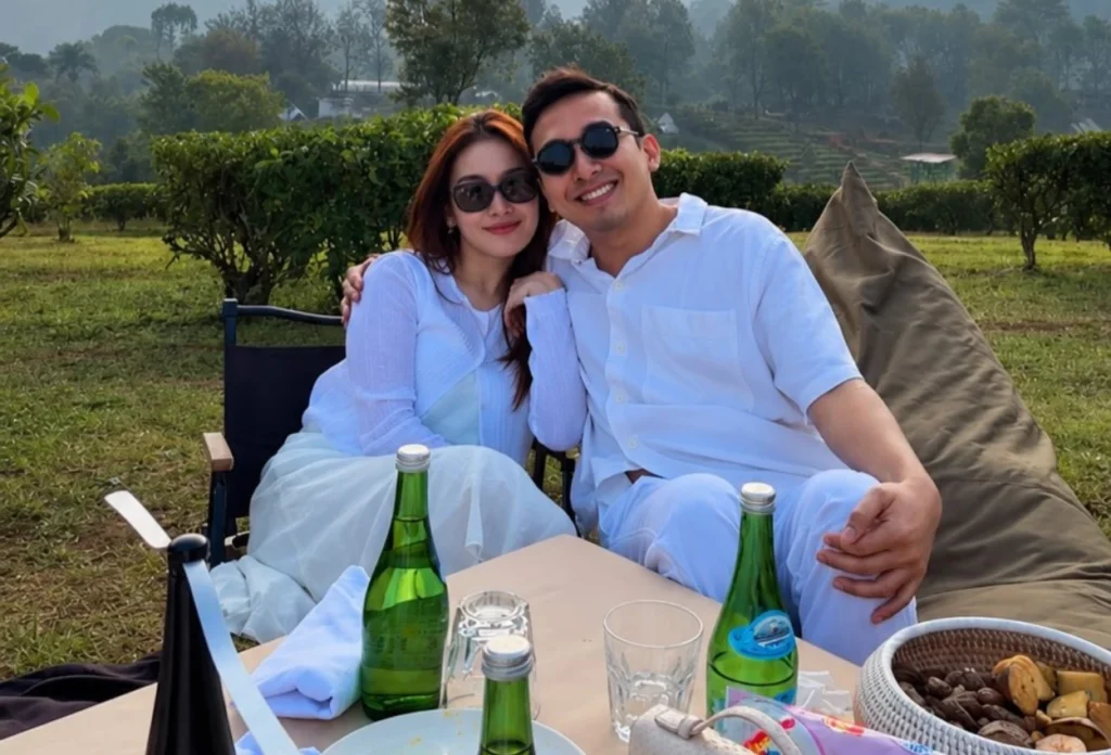Momen Kebersamaan Ayu Ting Ting dan Keluarga Liburan bareng Kevin Gusnadi di Kebun Teh
