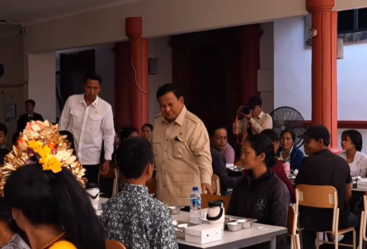 Momen Prabowo Santap MBG bareng Siswa Sekolah Rakyat di Tabanan