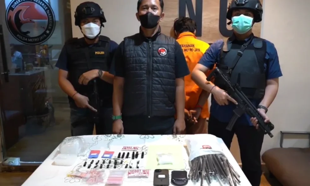Polisi Tangkap Pengedar Sabu dan Tembakau Sintetis di Jaktim, Modus Tempel Stiker Sedot WC untuk Promosi