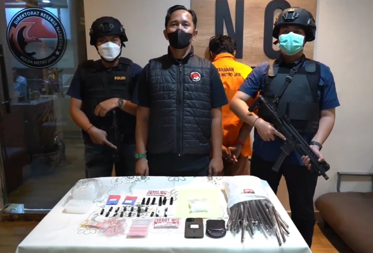 Polisi Tangkap Pengedar Sabu dan Tembakau Sintetis di Jaktim, Modus Tempel Stiker Sedot WC untuk Promosi