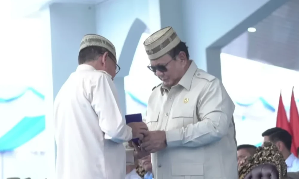 Prabowo Dianugerahi Lencana Emas oleh Petani dan Nelayan di Gorontalo