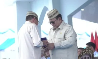 Prabowo Dianugerahi Lencana Emas oleh Petani dan Nelayan di Gorontalo