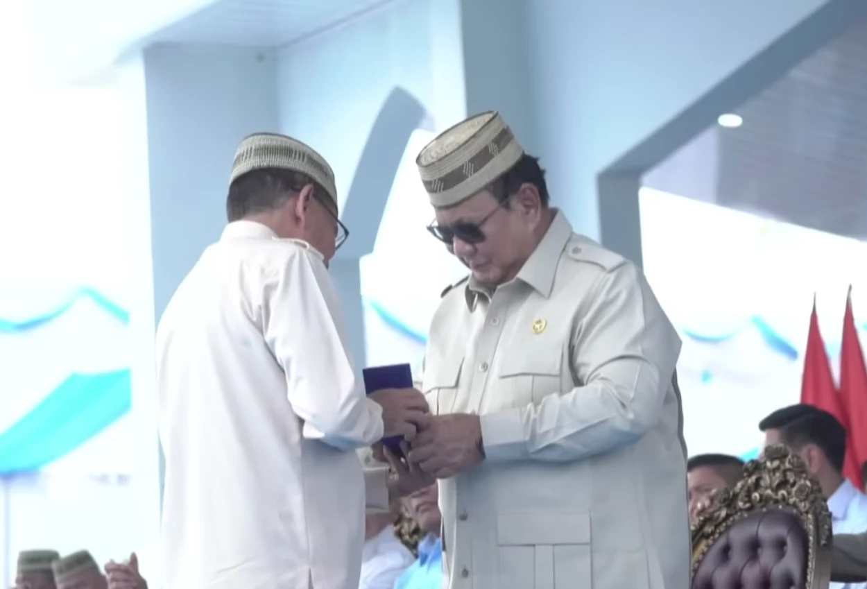Prabowo Dianugerahi Lencana Emas oleh Petani dan Nelayan di Gorontalo