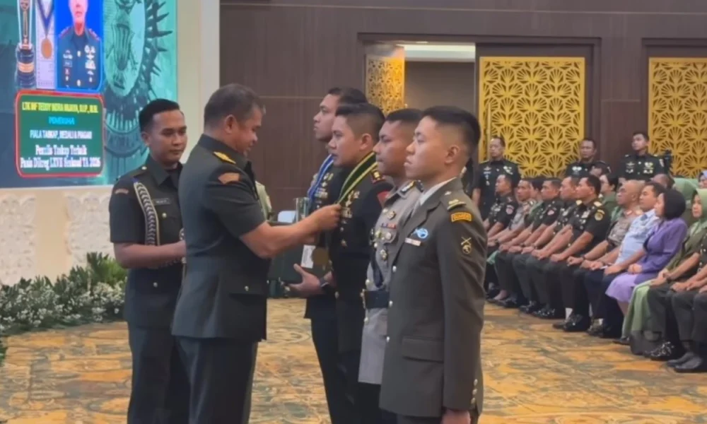 Seskab Teddy Dapat Penghargaan Penulis Taskap Terbaik Seskoad