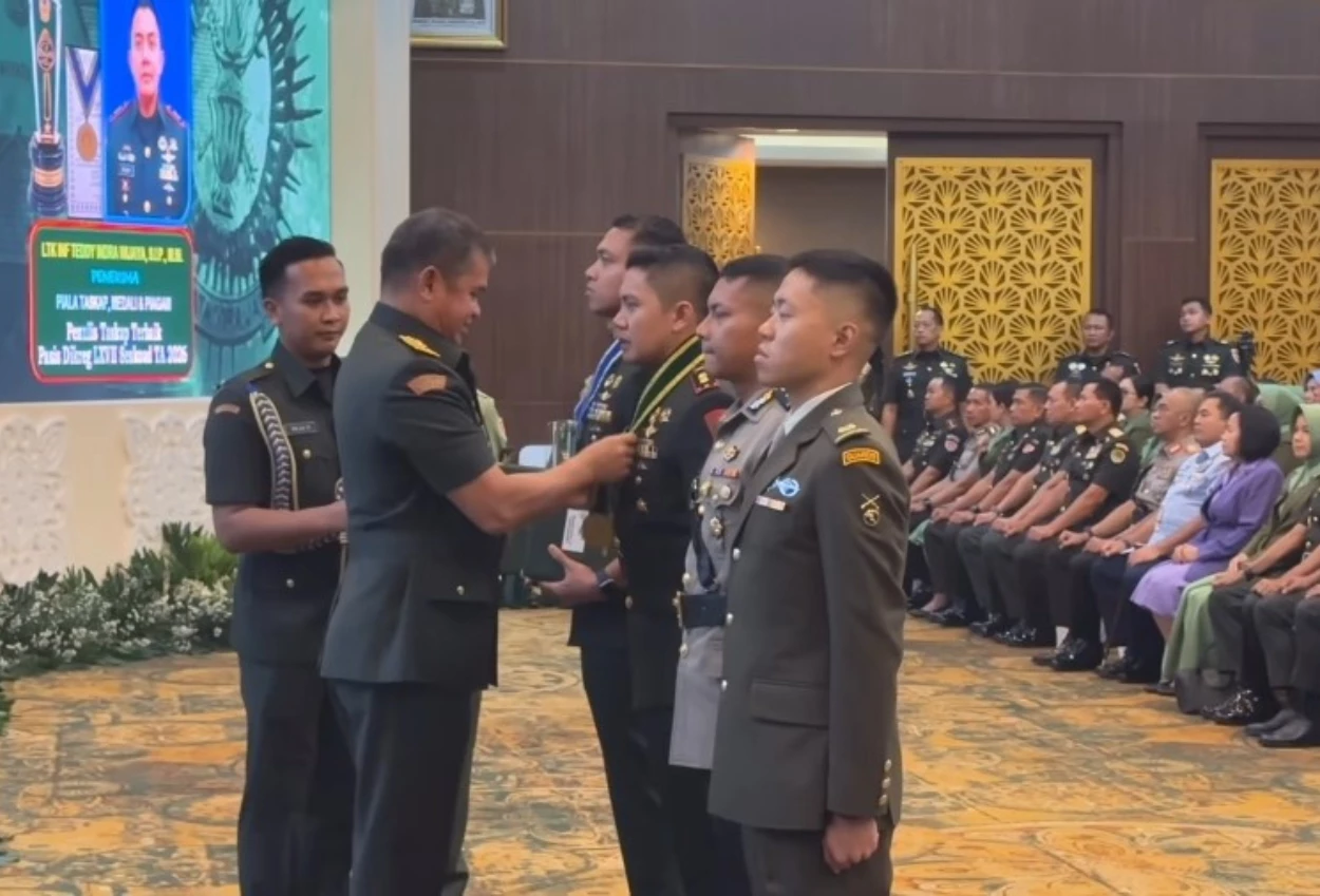 Seskab Teddy Dapat Penghargaan Penulis Taskap Terbaik Seskoad