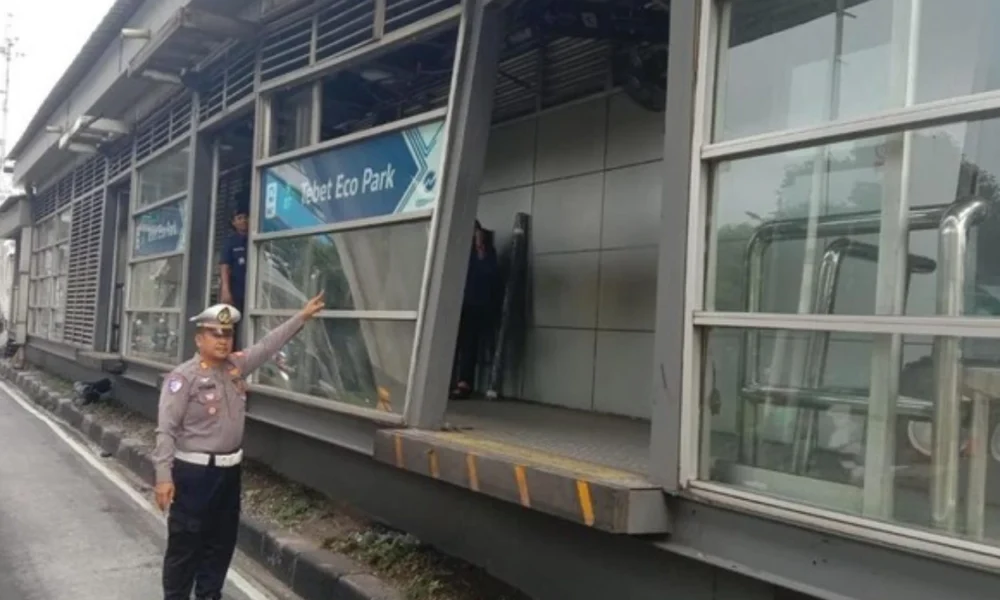 Sopir Truk Tabrak Halte Transjakarta Tebet Eco Park, Pelaku Kabur