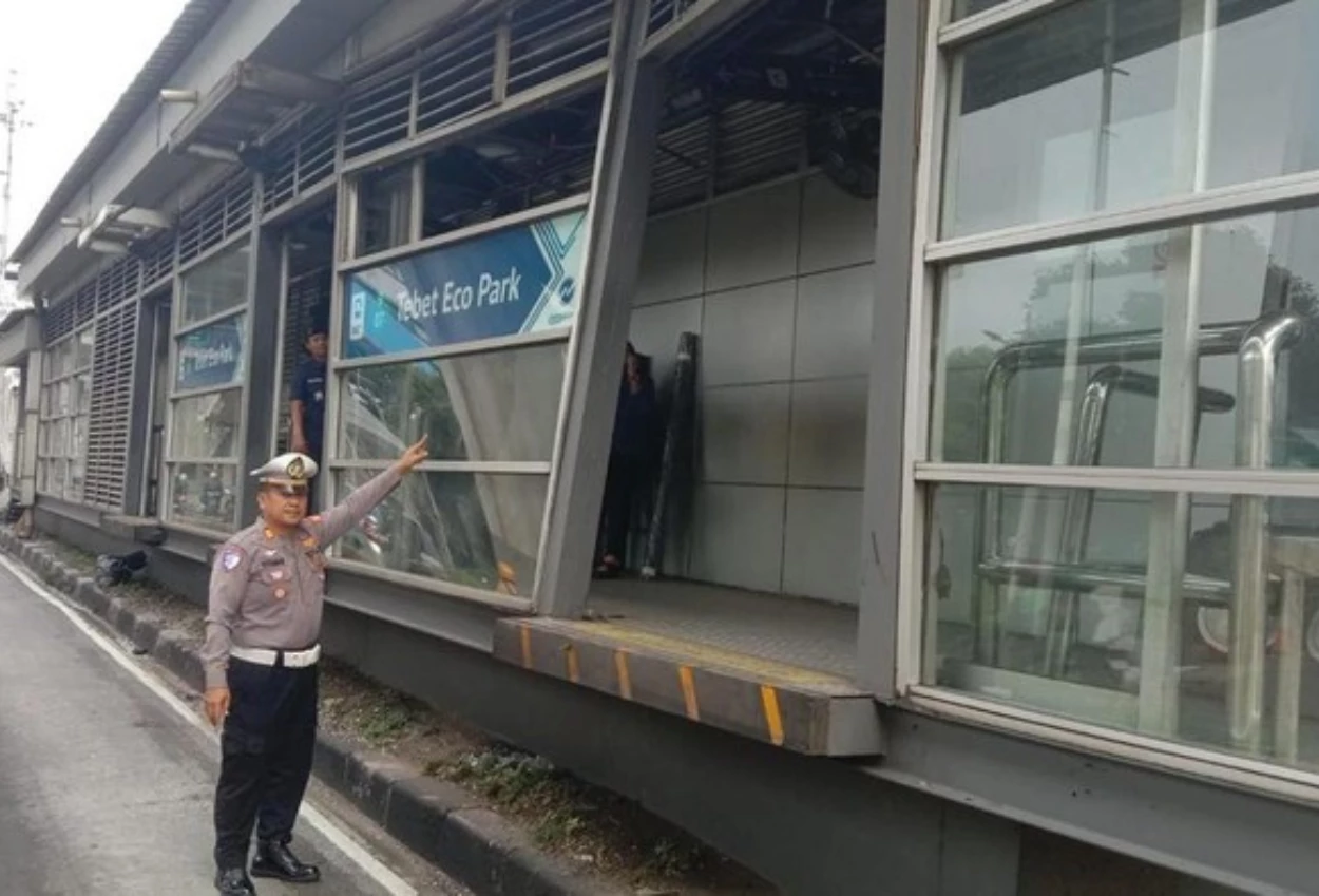 Sopir Truk Tabrak Halte Transjakarta Tebet Eco Park, Pelaku Kabur