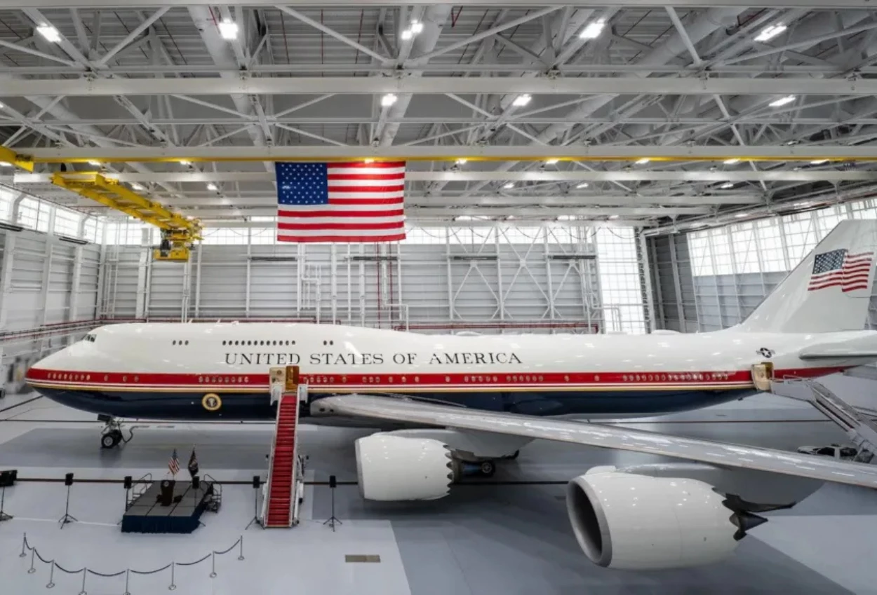 Trump Pamer Pesawat Air Foce One, Hadiah dari Presiden Qatar