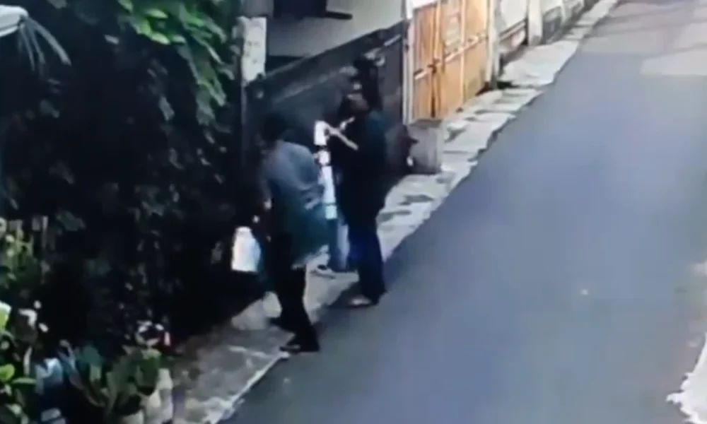 Viral! Pengamen Bakar Pagar Rumah Warga, Diduga Kesal Tak Dikasih Uang