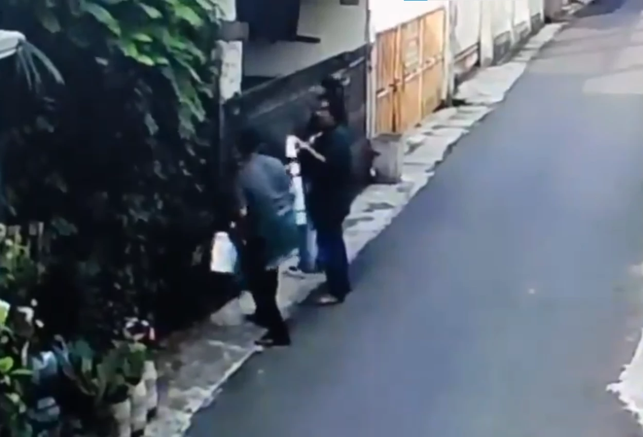 Viral! Pengamen Bakar Pagar Rumah Warga, Diduga Kesal Tak Dikasih Uang