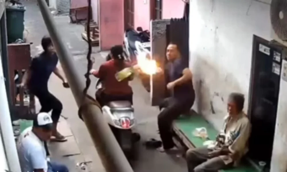 Ibu dilempar bom molotov