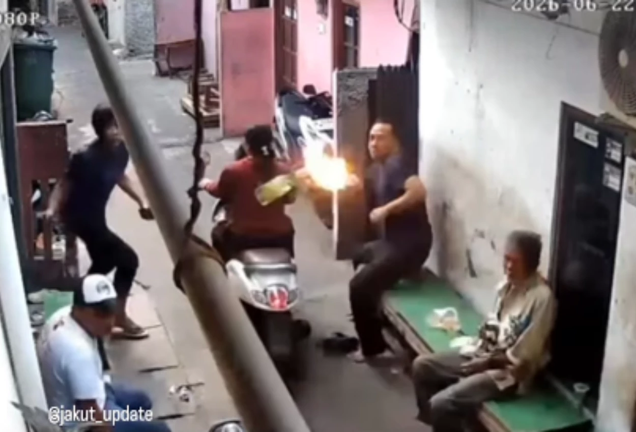 Ibu dilempar bom molotov