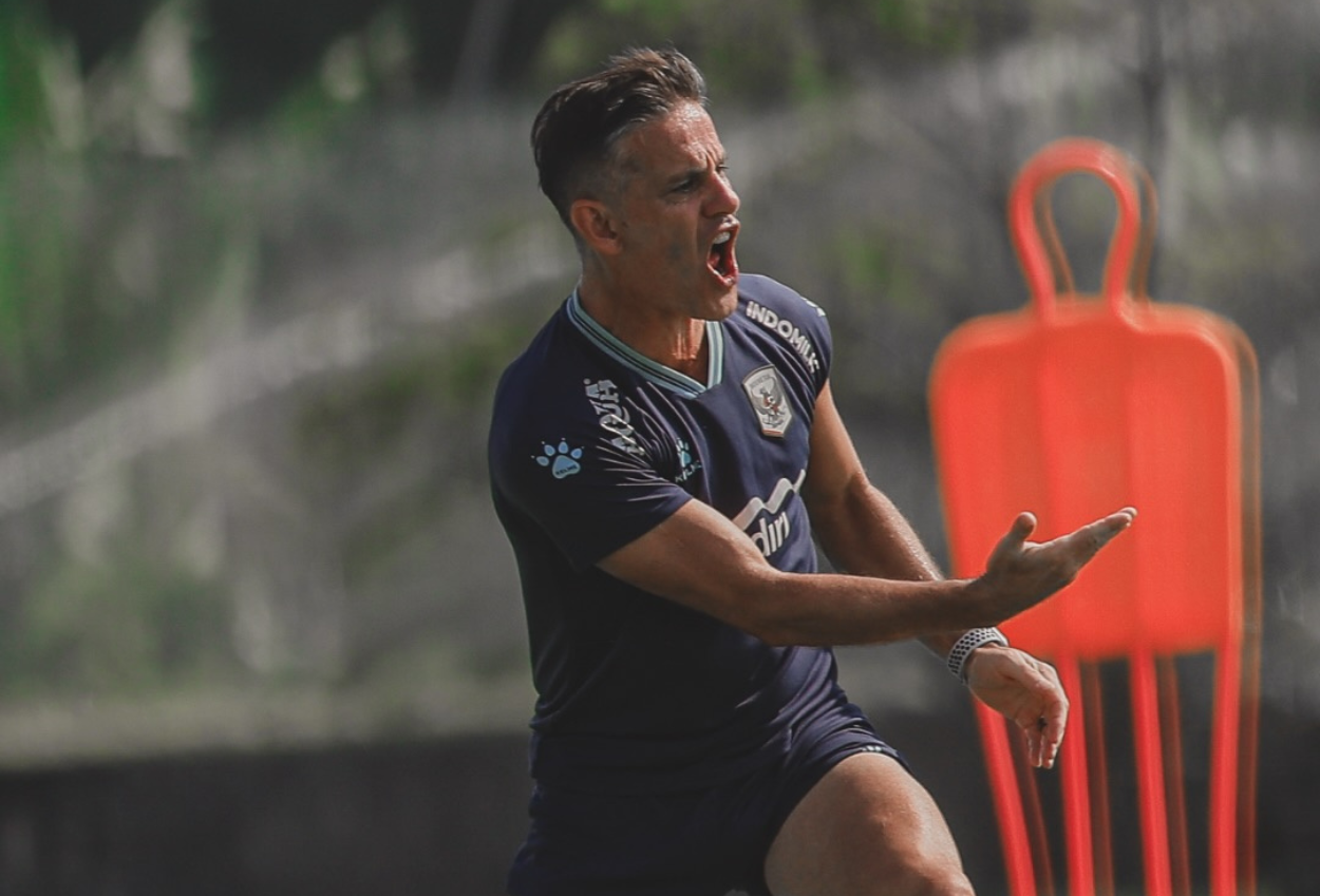 Alasan John Herdman Tak Duduk di Bench Pelatih saat Indonesia vs Kamboja di Piala AFF