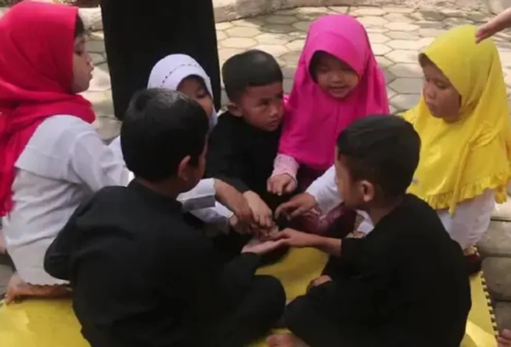 Anak anak bermain Cingciripit