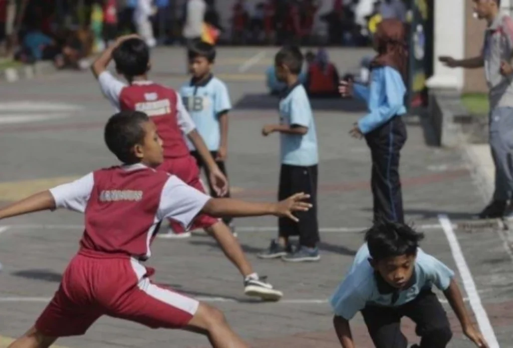 Anak anak bermain tepok nyamuk