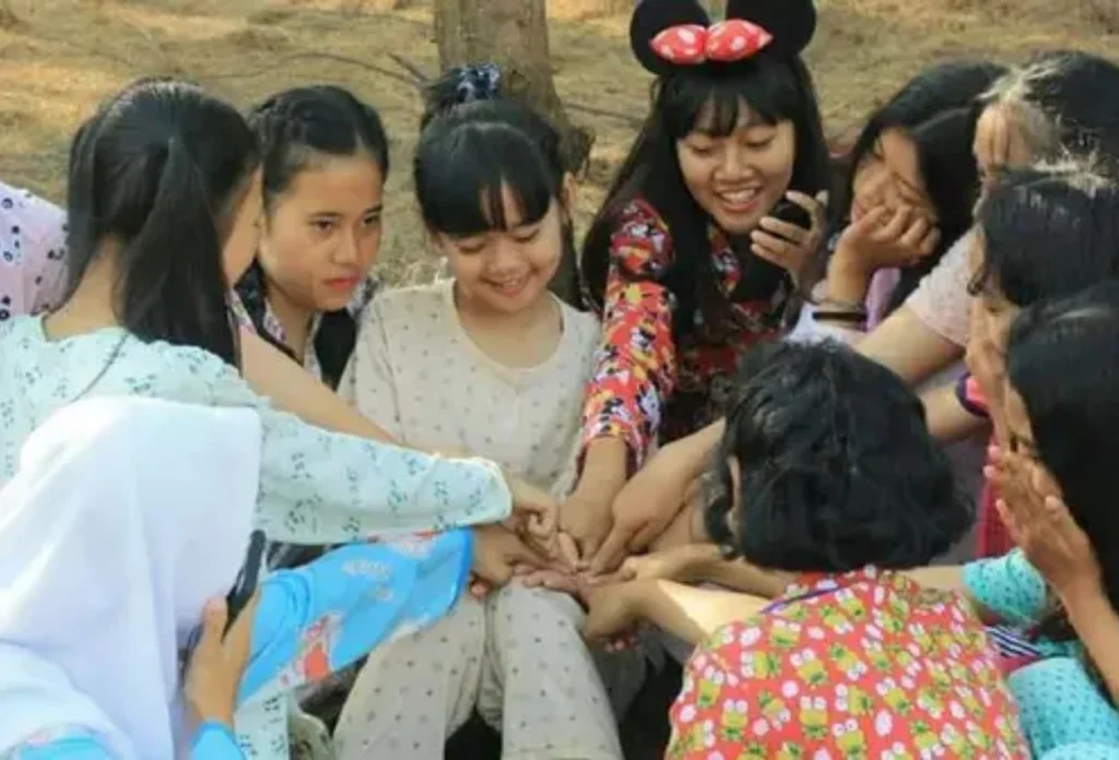 Anak anak perempuan bermain Cingciripit