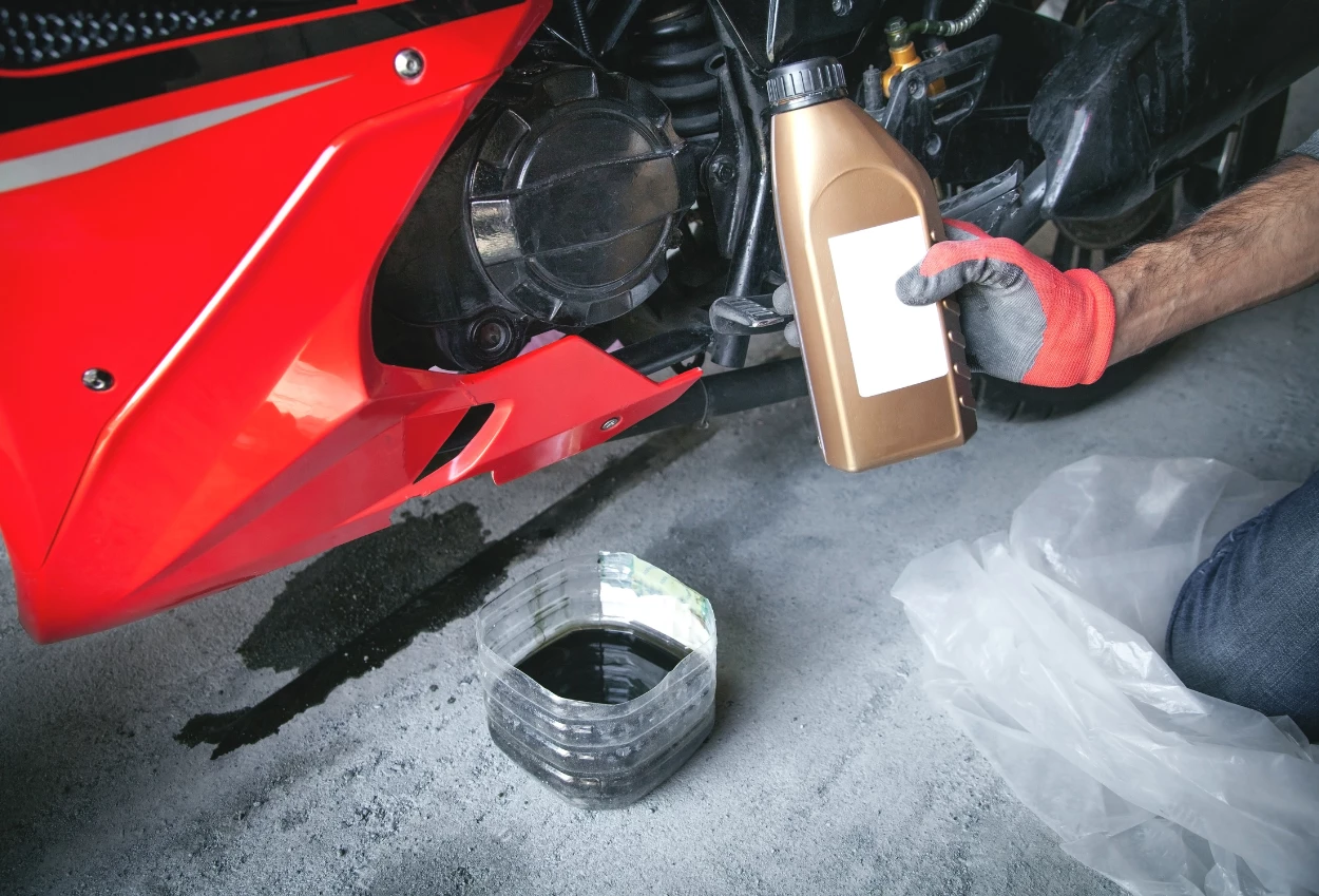 Apakah Oli Mesin dan Oli Gardan Harus Diganti Bersamaan